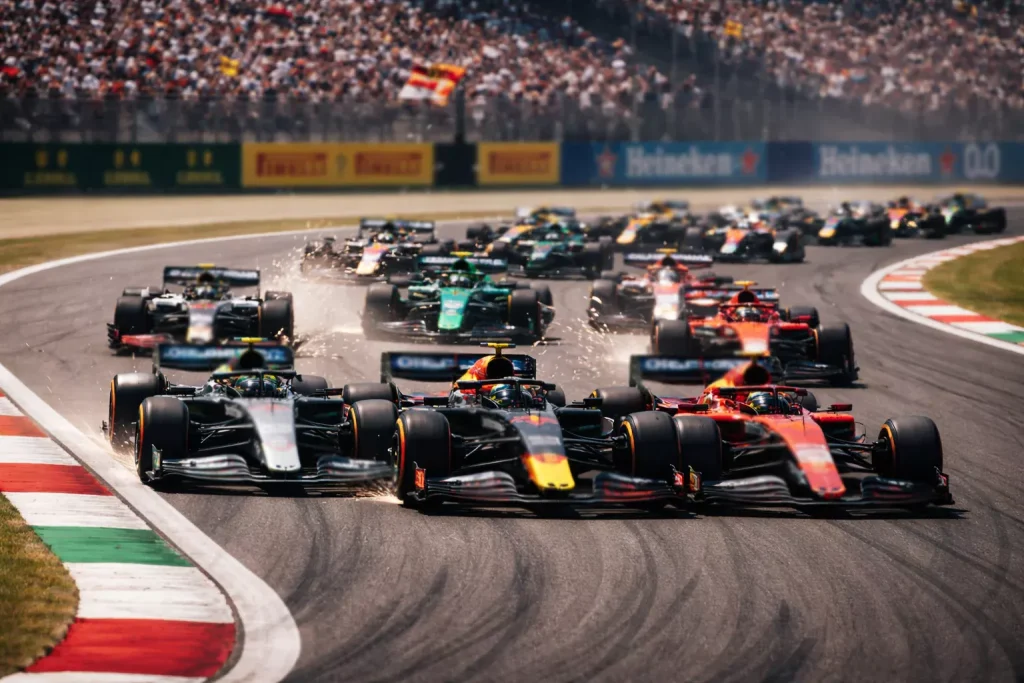 Grupo de monoplazas de F1 en formación cerrada durante las primeras vueltas