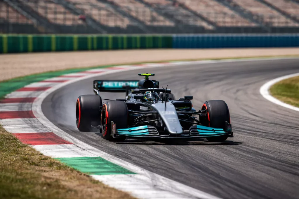 Monoplaza de F1 lanzando una vuelta rápida en clasificación con neumáticos blandos