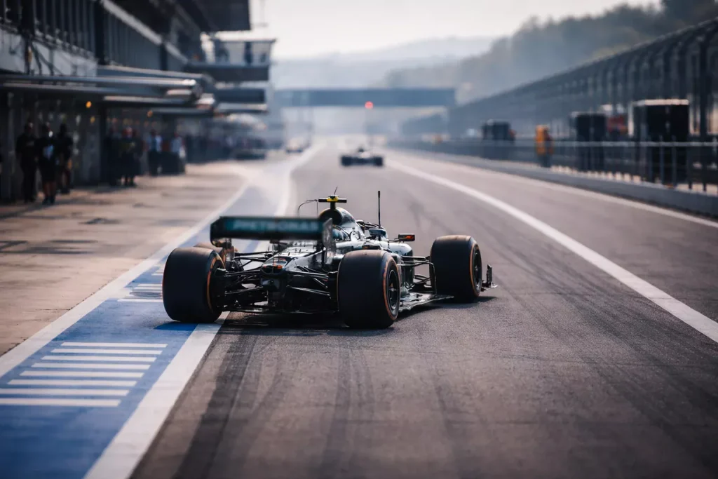 Monoplaza de F1 saliendo del pit lane durante una sesión de entrenamientos libres