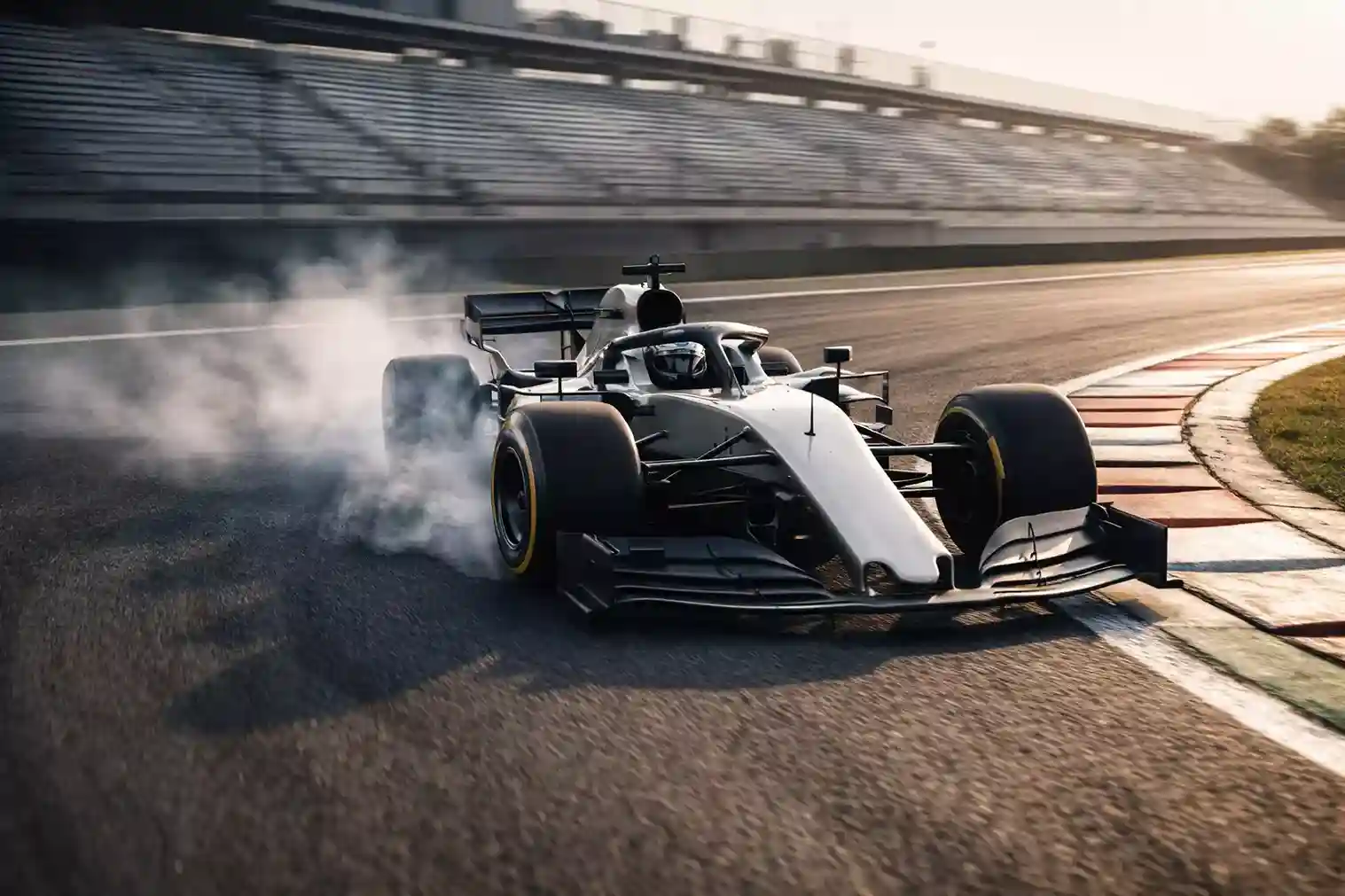 Monoplaza de F&oacute;rmula 1 en vuelta r&aacute;pida durante sesi&oacute;n de clasificaci&oacute;n