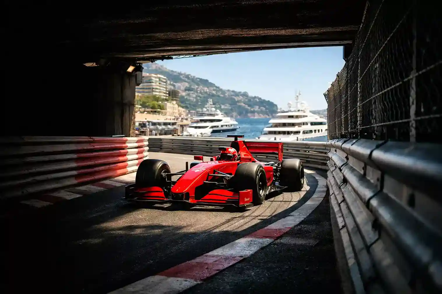 Monoplaza de F1 atravesando el túnel del circuito de Mónaco