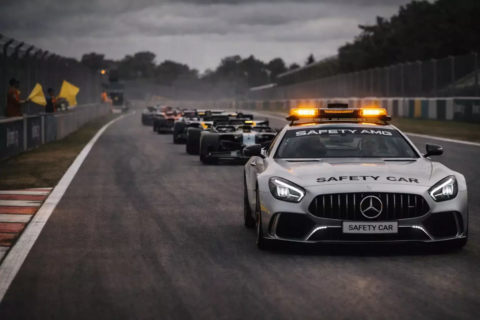 Safety Car en pista con pelot&oacute;n de monoplazas agrupados detr&aacute;s