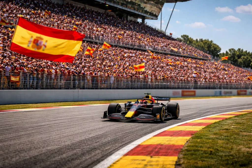 Circuito de F1 en España con gradas llenas de aficionados y bandera española