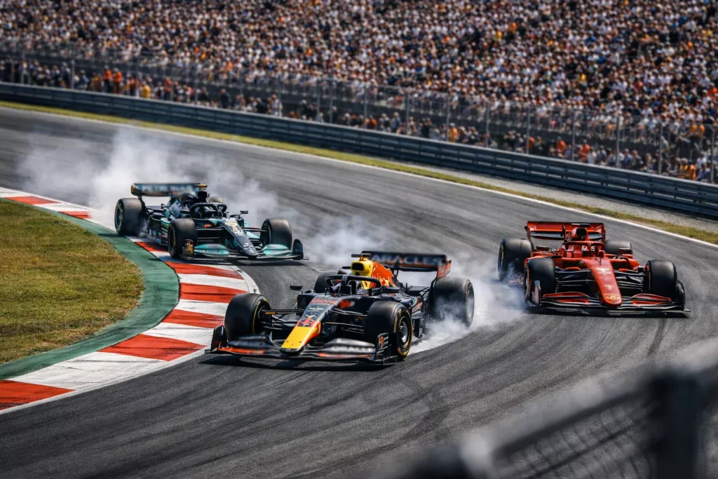 Varios monoplazas de F1 compitiendo codo a codo en una curva